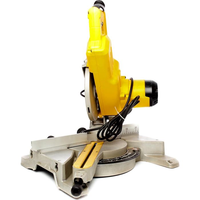 Торцовочная пила DeWalt DW777